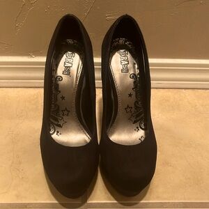 Gorgeous 6” heels. Black suede and very sexy